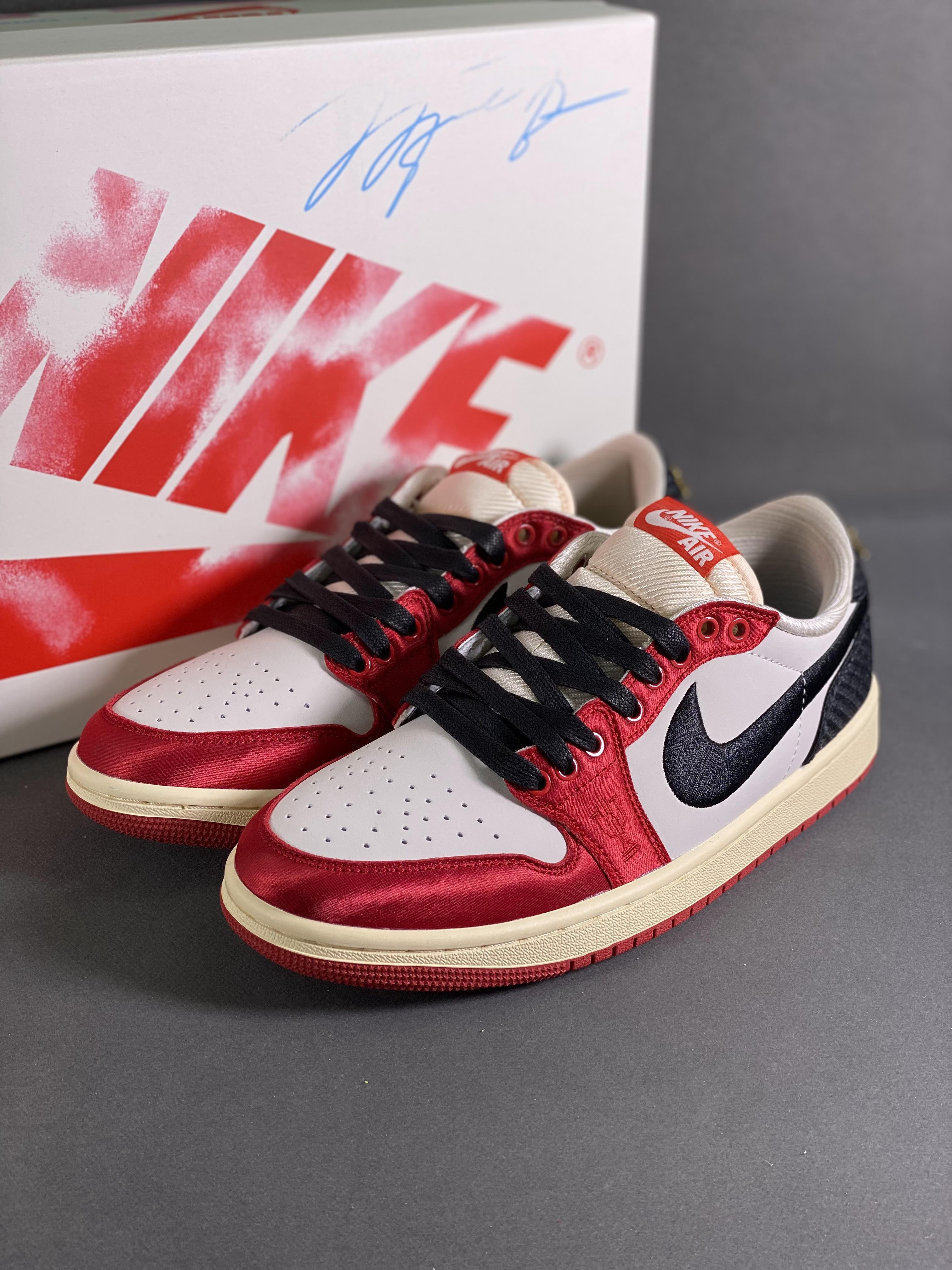 Trophy Room x Jordan 1 Low OG "Away" AJ1 Joe 1 Jordan's son black and red silk low-top cultural casual sneakers Item number: FN0432-100 Size: 36-46 (with half size) 9