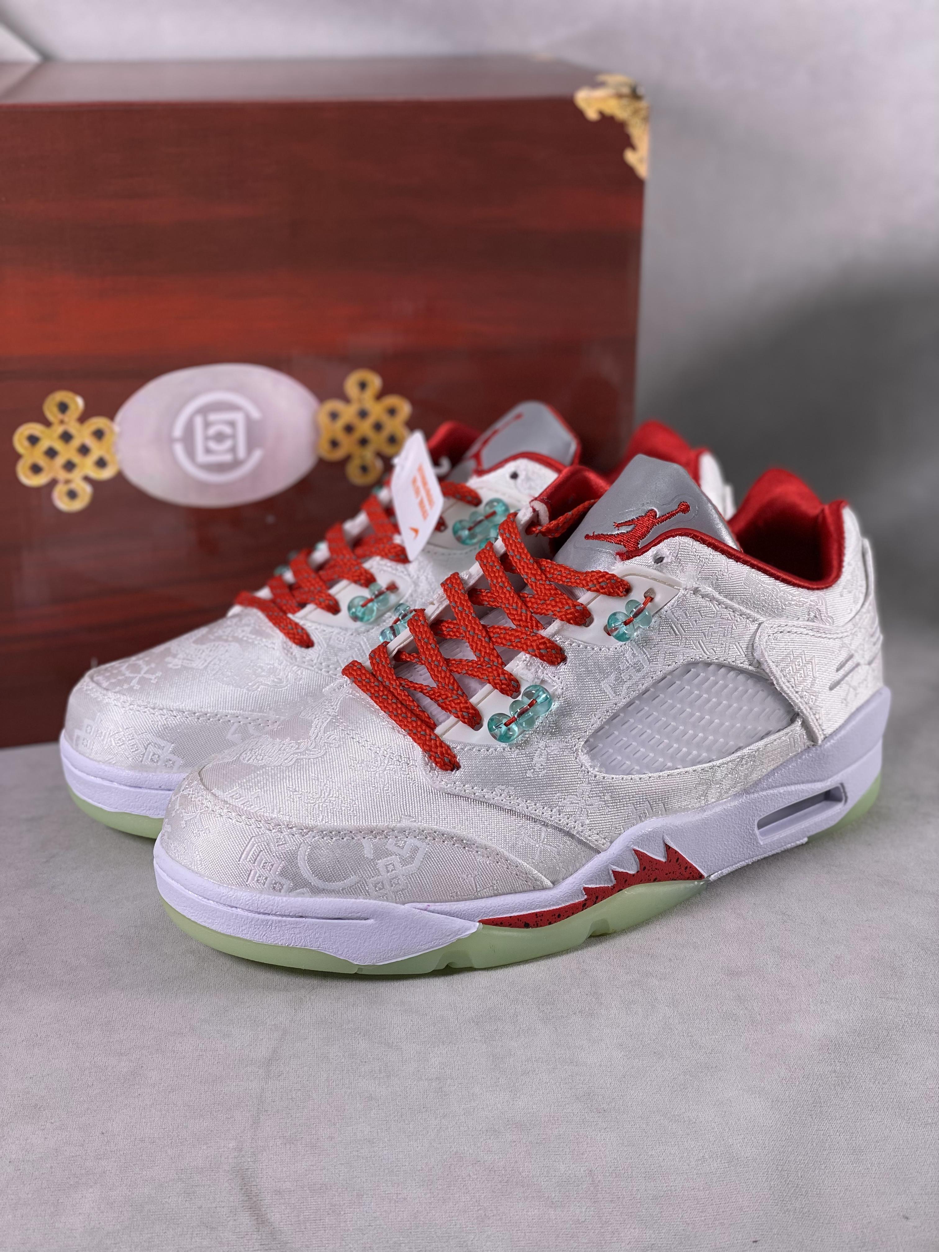 x Air Jordan Retro 5 white silk Item number: 1551183 Size: 36-46 (with half size) Jordan AJ5 generation low-top retro casual culture basketball shoes. Air Jordan was founded in 1985